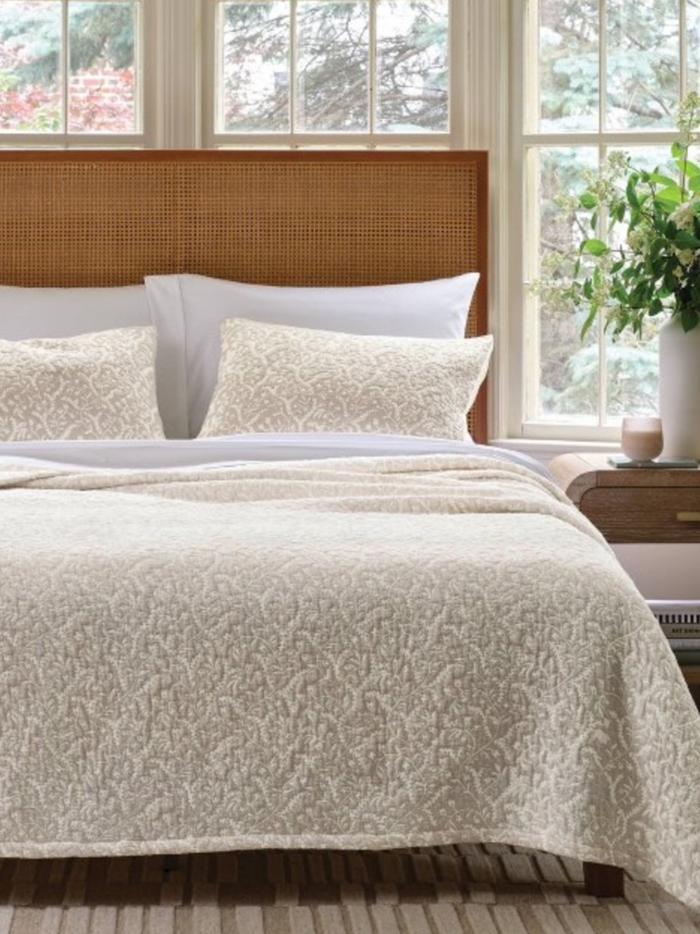 THRESHOLD NWT floral vine 
Reversible Lightweight Matelasse Quilt -full/queen